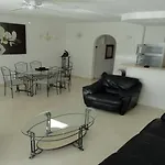 Spacious 3-bedroom * アデヘ