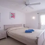 Spacious 3-bedroom アデヘ