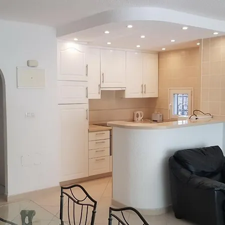Spacious 3-bedroom אדחה
